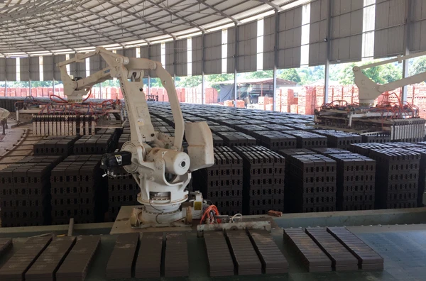 Sản phẩm gạch được tạo hình và xếp bằng rô-bốt.