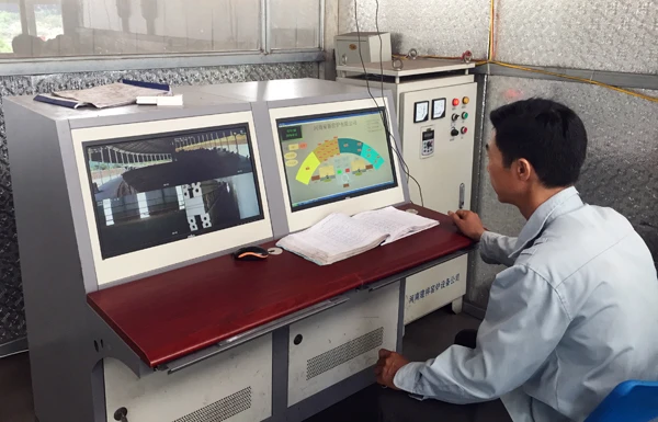 Công nhân điều khiển dây chuyền sản xuất gạch bằng thiết bị tự động.