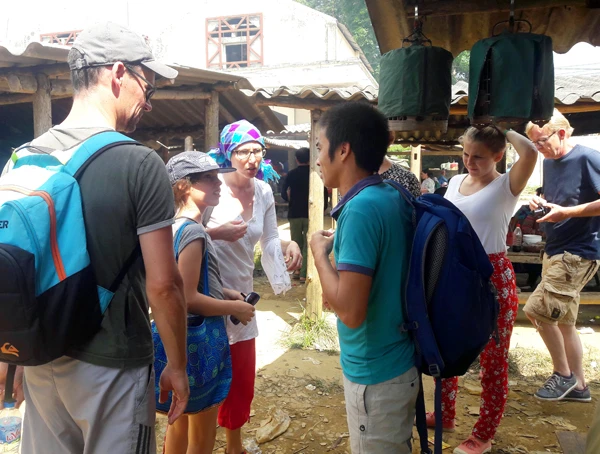 Chợ phiên Sín Chéng (Si Ma Cai) hấp dẫn du khách nước ngoài ảnh 7