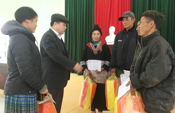 Lãnh đạo Ủy ban MTTQ Việt Nam tỉnh Lào Cai tặng quà người nghèo.
