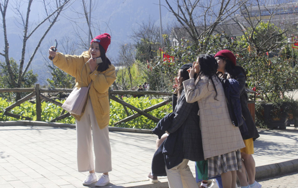 Lạnh giá không ngăn được bước chân du khách đến với Sa Pa. Lạnh giá không ngăn được bước chân du khách đến với Sa Pa.