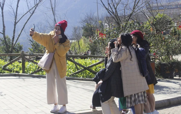 Lạnh giá không ngăn được bước chân du khách đến với Sa Pa.