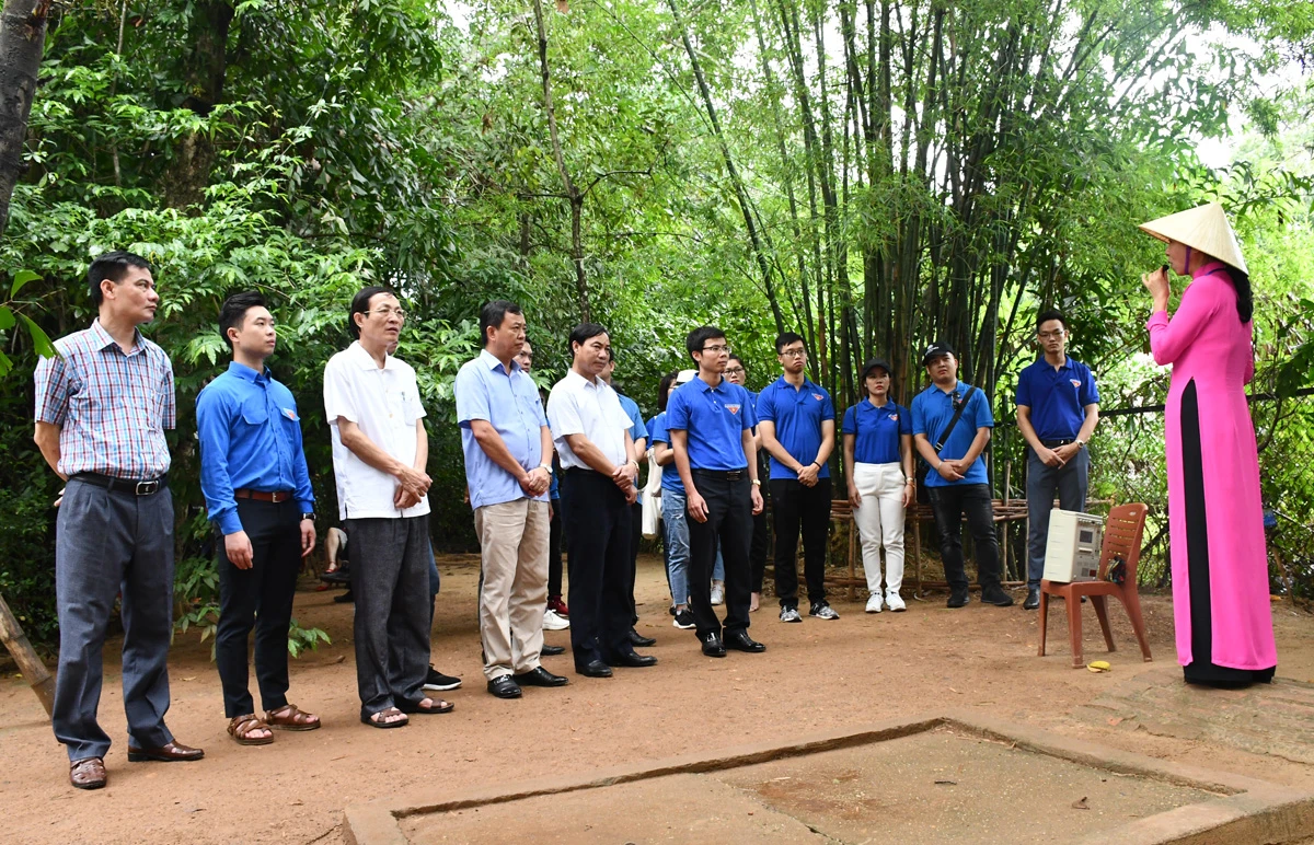 Đường vào ngôi nhà ở quê nội của Bác tại làng Sen. Ngôi nhà bình dị, mang đậm dáng dấp những ngôi nhà miền quê của người Việt. Mỗi người dân khi đến đây đều xúc động trước mái nhà tranh đơn sơ, nhưng rất gần gũi. Du khách đến đây sẽ được lắng nghe những câu chuyện xúc động kể về làng Sen, về chuyến hành trình Bác trở về quê hương sau nhiều năm bôn ba. Làng Hoàng Trù cách làng Sen khoảng 2 km, cùng thuộc xã Kim Liên, huyện Nam Đàn. Nơi đây có cụm di tích Hoàng Trù, nơi Chủ tịch Hồ Chí Minh ra đời. Điểm đầu tiên là ngôi nhà cụ Hoàng Đường (ông ngoại Bác Hồ) và nhà thờ chi nhánh họ Hoàng Xuân (họ ngoại của Bác). Ngôi nhà cũng là nơi thân mẫu của Bác Hồ - Hoàng Thị Loan sinh ra và lớn lên, là nơi thân phụ của Bác Hồ - Nguyễn Sinh Sắc học tập. Góc vườn phía Tây là ngôi nhà của thân phụ Nguyễn Sinh Sắc và thân mẫu Hoàng Thị Loan của Bác khi hai người nên duyên vợ chồng. Ngôi nhà này là nơi Chủ tịch Hồ Chí Minh ra đời và gắn bó những năm tháng tuổi thơ. Những cuốn sách cũ là tài liệu quý để cụ Phó bảng Nguyễn Sinh Sắc đỗ đạt thành tài, gieo những tri thức đầu tiên cho Chủ tịch Hồ Chí Minh. Sau nửa thế kỷ bôn ba vì nước, đến ngày 9/12/1961, Chủ tịch Hồ Chí Minh mới có dịp về thăm lại làng Hoàng Trù. Đây cũng là lần cuối cùng Người về thăm nơi chôn nhau cắt rốn cho đến khi Người đi xa.