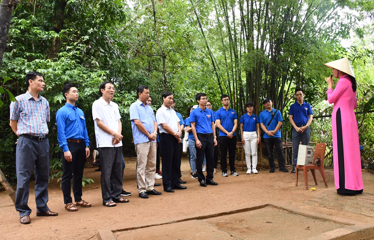Đường vào ngôi nhà ở quê nội của Bác tại làng Sen. Ngôi nhà bình dị, mang đậm dáng dấp những ngôi nhà miền quê của người Việt. Mỗi người dân khi đến đây đều xúc động trước mái nhà tranh đơn sơ, nhưng rất gần gũi. Du khách đến đây sẽ được lắng nghe những câu chuyện xúc động kể về làng Sen, về chuyến hành trình Bác trở về quê hương sau nhiều năm bôn ba. Làng Hoàng Trù cách làng Sen khoảng 2 km, cùng thuộc xã Kim Liên, huyện Nam Đàn. Nơi đây có cụm di tích Hoàng Trù, nơi Chủ tịch Hồ Chí Minh ra đời. Điểm đầu tiên là ngôi nhà cụ Hoàng Đường (ông ngoại Bác Hồ) và nhà thờ chi nhánh họ Hoàng Xuân (họ ngoại của Bác). Ngôi nhà cũng là nơi thân mẫu của Bác Hồ - Hoàng Thị Loan sinh ra và lớn lên, là nơi thân phụ của Bác Hồ - Nguyễn Sinh Sắc học tập. Góc vườn phía Tây là ngôi nhà của thân phụ Nguyễn Sinh Sắc và thân mẫu Hoàng Thị Loan của Bác khi hai người nên duyên vợ chồng. Ngôi nhà này là nơi Chủ tịch Hồ Chí Minh ra đời và gắn bó những năm tháng tuổi thơ. Những cuốn sách cũ là tài liệu quý để cụ Phó bảng Nguyễn Sinh Sắc đỗ đạt thành tài, gieo những tri thức đầu tiên cho Chủ tịch Hồ Chí Minh. Sau nửa thế kỷ bôn ba vì nước, đến ngày 9/12/1961, Chủ tịch Hồ Chí Minh mới có dịp về thăm lại làng Hoàng Trù. Đây cũng là lần cuối cùng Người về thăm nơi chôn nhau cắt rốn cho đến khi Người đi xa. Đường vào ngôi nhà ở quê nội của Bác tại làng Sen. Ngôi nhà bình dị, mang đậm dáng dấp những ngôi nhà miền quê của người Việt. Mỗi người dân khi đến đây đều xúc động trước mái nhà tranh đơn sơ, nhưng rất gần gũi. Du khách đến đây sẽ được lắng nghe những câu chuyện xúc động kể về làng Sen, về chuyến hành trình Bác trở về quê hương sau nhiều năm bôn ba. Làng Hoàng Trù cách làng Sen khoảng 2 km, cùng thuộc xã Kim Liên, huyện Nam Đàn. Nơi đây có cụm di tích Hoàng Trù, nơi Chủ tịch Hồ Chí Minh ra đời. Điểm đầu tiên là ngôi nhà cụ Hoàng Đường (ông ngoại Bác Hồ) và nhà thờ chi nhánh họ Hoàng Xuân (họ ngoại của Bác). Ngôi nhà cũng là nơi thân mẫu của Bác Hồ - Hoàng Thị Loan sinh ra và lớn lên, là nơi thân phụ của Bác Hồ - Nguyễn Sinh Sắc học tập. Góc vườn phía Tây là ngôi nhà của thân phụ Nguyễn Sinh Sắc và thân mẫu Hoàng Thị Loan của Bác khi hai người nên duyên vợ chồng. Ngôi nhà này là nơi Chủ tịch Hồ Chí Minh ra đời và gắn bó những năm tháng tuổi thơ. Những cuốn sách cũ là tài liệu quý để cụ Phó bảng Nguyễn Sinh Sắc đỗ đạt thành tài, gieo những tri thức đầu tiên cho Chủ tịch Hồ Chí Minh. Sau nửa thế kỷ bôn ba vì nước, đến ngày 9/12/1961, Chủ tịch Hồ Chí Minh mới có dịp về thăm lại làng Hoàng Trù. Đây cũng là lần cuối cùng Người về thăm nơi chôn nhau cắt rốn cho đến khi Người đi xa.
