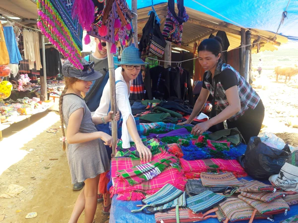 Chợ phiên Sín Chéng (Si Ma Cai) hấp dẫn du khách nước ngoài ảnh 2