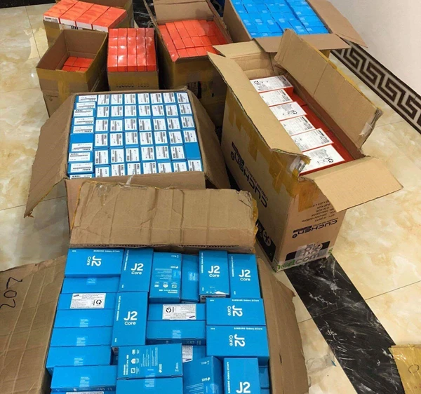 Hình ảnh hàng ĐTDĐ đăng tải trên trang cá nhân của Ngô Huyền Trang và Đặng Minh Dương. Hình ảnh hàng ĐTDĐ đăng tải trên trang cá nhân của Ngô Huyền Trang và Đặng Minh Dương.