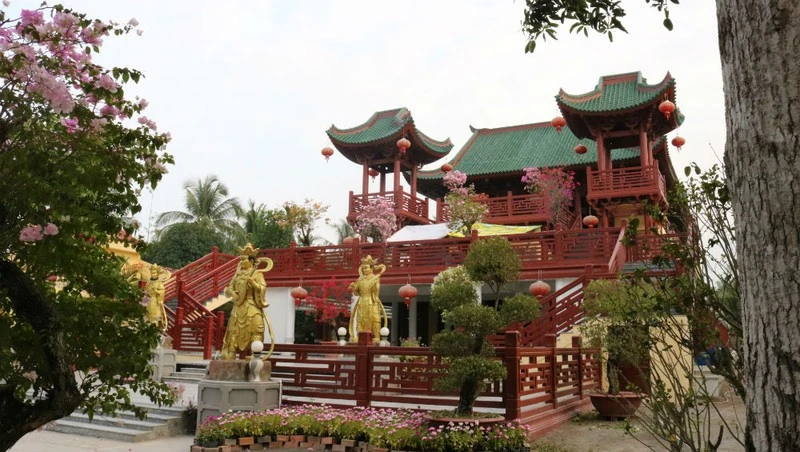 Chùa Lầu mang hơi hướng kiến trúc của xứ sở mặt trời mọc. Chùa Lầu mang hơi hướng kiến trúc của xứ sở mặt trời mọc.