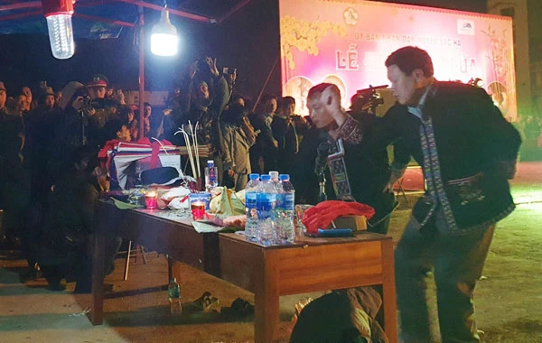 Thầy cả làm lễ cảm ơn trời đất và xin thần linh phù hộ cho các thầy con. Sau khi được làm phép, cơ thể các thầy con rung lên và bắt đầu nhảy vào đống than đỏ rực. Vũ điệu trên than hồng. Bằng đôi chân trần, các chàng trai nhảy vào đống than đỏ rực. Nhảy lửa là phong tục truyền thống đầu năm mới của đồng bào Dao đỏ Bắc Hà. Đông đảo nhân dân và du khách thập phương tham quan Lễ hội nhảy lửa.