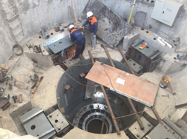 Lắp đặt thiết bị nhà máy.