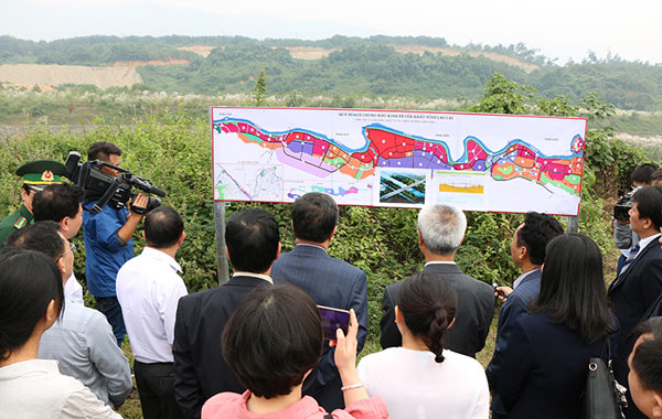 Khảo sát khu vực dự kiến xây dựng cầu vượt sông Hồng Bản Vược – Ba Sái.