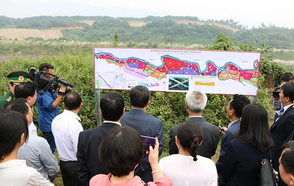 Khảo sát khu vực dự kiến xây dựng cầu vượt sông Hồng Bản Vược – Ba Sái.