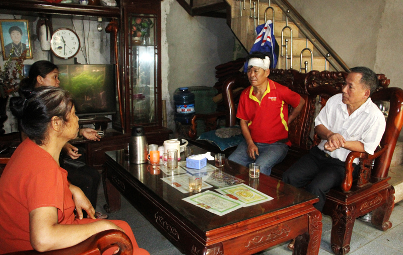 Ông Sâm (người băng đầu) kể lại sự việc. Ông Sâm (người băng đầu) kể lại sự việc.