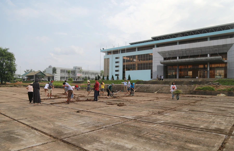 Dọn dẹp vệ sinh khu vực diễn ra hội chợ.