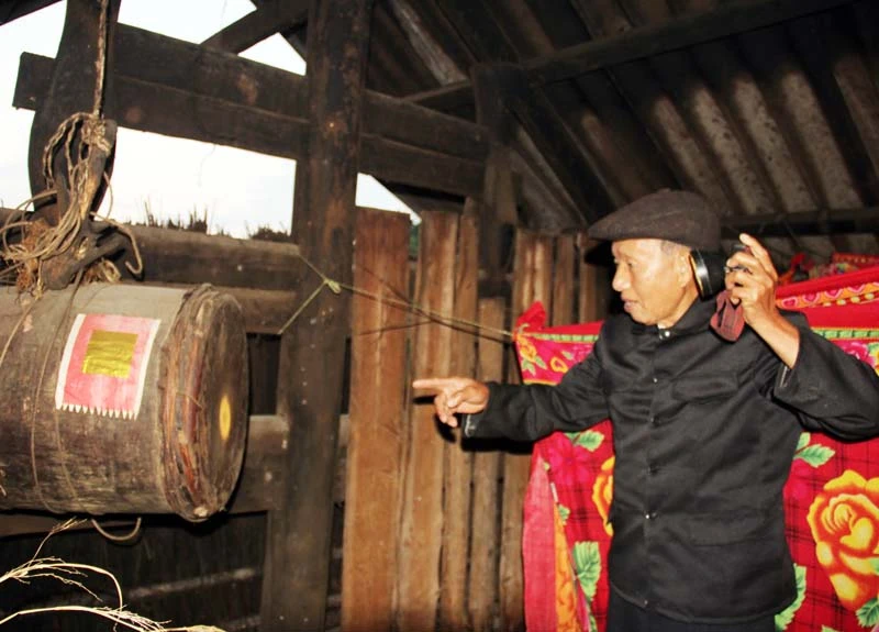 Nghệ nhân ưu tú Hoàng Chúng giới thiệu ý nghĩa, giá trị về trống thiêng của người Mông.