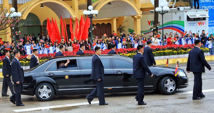 Ông Kim Jong-un hạ kính chào người dân Đồng Đăng, Lạng Sơn trước khi xe lăn bánh về Hà Nội.