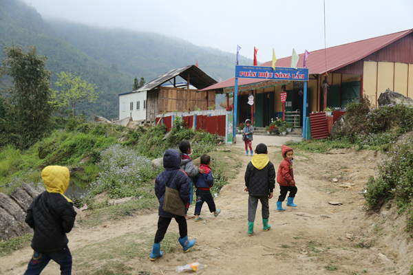 Gập ghềnh đường đến trường của học sinh Tả Củ Tỷ ảnh 4