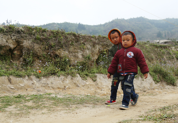 Gập ghềnh đường đến trường của học sinh Tả Củ Tỷ ảnh 3