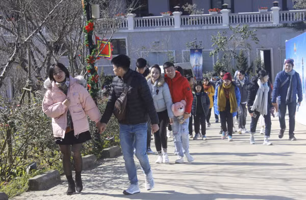 Rất đông du khách đến Fansipan ngắm băng tuyết.