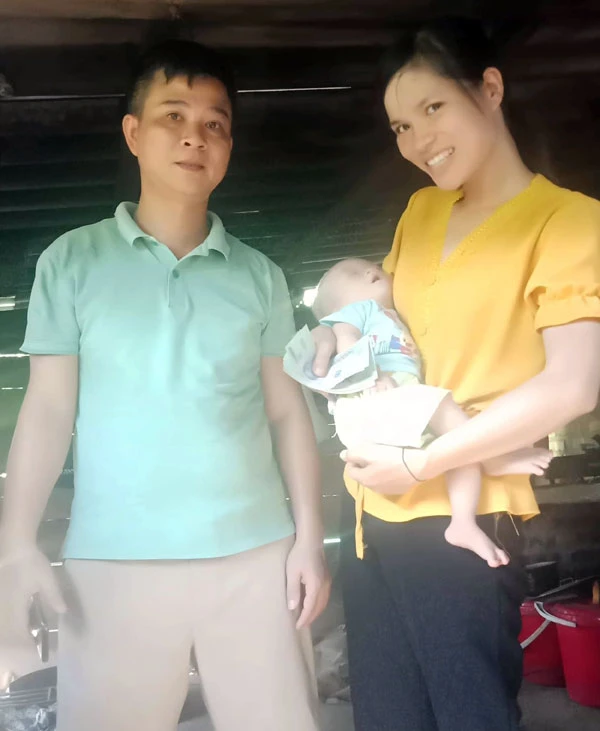Anh Thắng trong chuyến thăm một em bé mắc bệnh ung thư.