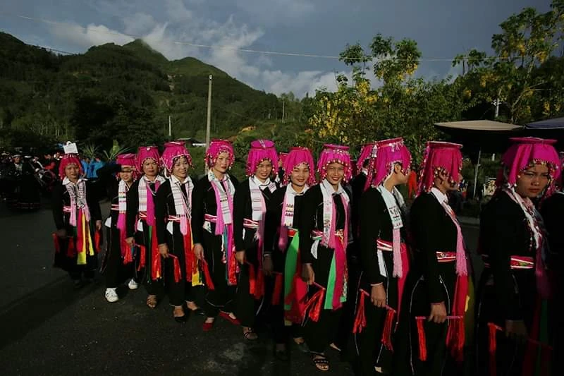 Trình diễn trang phục truyền thống của người dân bản địa qua các tuyến phố chính của thị trấn Bắc Hà. Tái hiện đám cưới người dân tộc Phù Lá. Tái hiện lễ cấp sắc của người Dao. Thiếu nữ người Nùng. Các kỵ mã tham dự Festival “Vó ngựa cao nguyên trắng Bắc Hà” năm 2019 diễu hành đường phố. Lễ hội bắt đầu từ dinh Hoàng A Tưởng và kết thúc tại ngã 5 – khu vực trước cổng đền Bắc Hà.