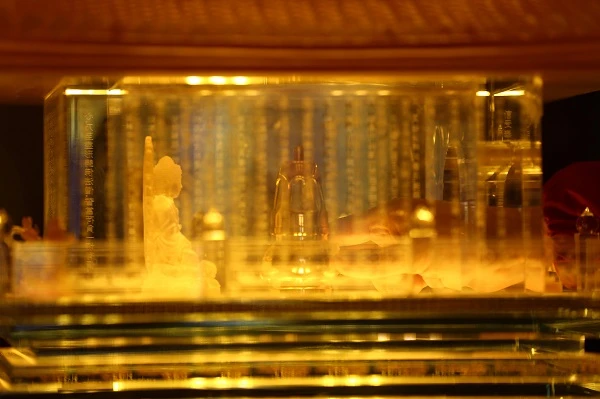 Đây là Ngọc Xá lợi Phật được các cao tăng Myanmar trao tặng tổ đình Vĩnh Nghiêm và được tổ đình Vĩnh Nghiêm cúng dường Đại tượng Phật tại Fansipan, nguyện cầu Quốc thái dân an. Ngọc Xá lợi Phật được cất giữ trong tháp đồng nhỏ, đặt trang trọng trong tháp pha lê lưu ly 7 tầng, tỏa sáng lung linh giữa không gian trang nghiêm mà lộng lẫy trong lòng Đại tượng Phật A Di Đà ở độ cao 3.000m. Theo văn hóa Phật giáo, Xá lợi Phật là “Phật bảo”, “Pháp bảo” của nhà Phật, giống như một nước có ấn, kiếm của vua là “quốc bảo” của một triều đại vậy. Chính vì vậy, Phật bảo luôn được giữ gìn tôn nghiêm với tấm lòng thành kính nhất. Ngự tại nơi mạch nguồn linh khí quốc gia, giữa đỉnh thiêng Fansipan hùng vĩ, Xá lợi Phật tại Fansipan càng khiến điểm đến tâm linh Fansipan thêm phần linh thiêng ý nghĩa. Trong ngày cung rước Xá lợi Phật lên đỉnh thiêng Fansipan, sau phần lễ, các sư thầy và nhiều phật tử cùng du khách bốn phương đã hoan hỉ thành tâm chiêm bái, chắp tay nguyện cầu bình an cho gia đình, cho đất nước trước Xá lợi Phật linh thiêng… … và tham quan, chiêm bái các công trình kỳ vĩ trong quần thể văn hóa tâm linh trên đỉnh Fansipan, thuộc khu du lịch Sun World Fansipan Legend. Quần thể văn hóa tâm linh tại Sun World Fansipan Legend hội tụ nhiều công trình Phật giáo tiêu biểu như Vọng lĩnh Cao đài, Bảo An Thiền Tự, Bích Vân Thiền Tự, Kim Sơn Bảo Thắng Tự, Đường La Hán, tượng Quan Thế Âm Bồ Tát… Đặc biệt nhất trong quần thể là Đại tượng Phật A Di Đà cao 21,5 mét, được đúc bằng đồng theo phương pháp chưa từng được thực hiện tại Việt Nam trước đó, bằng cách ốp những miếng đồng nhỏ dày 5mm lên một kết cấu khung sắt có thể tích gần 1.000m3. Trong lòng Đại tượng Phật, nơi đặt Ngọc Xá lị Phật được ốp đá hoa cương nhập khẩu từ châu Âu. Đây có lẽ cũng là nơi đặt Xá lợi Phật cao nhất và đặc biệt nhất Việt Nam.