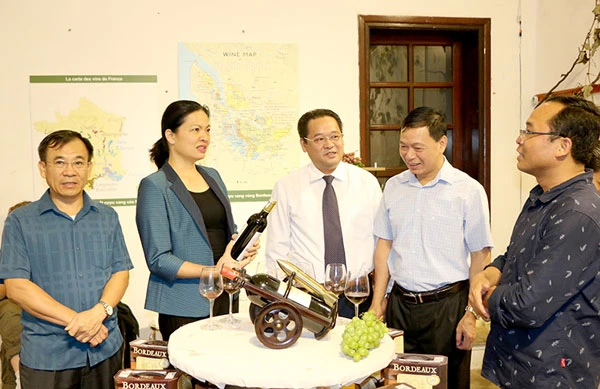 Các đại biểu tham quan quy trình sản xuất rượu vang Pháp tại dinh thự Hoàng A Tưởng.