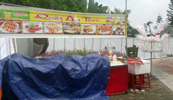 Khu vực Công ty TNHH The Royal Việt Nam quây bạt để tổ chức trình chiếu hiệu ứng ánh sáng đèn led tại công viên Nhạc Sơn.