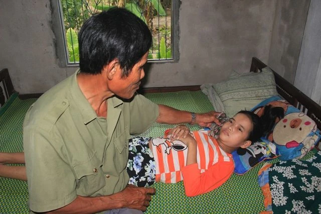 Ông Xước day dứt khi các con đều mang bệnh tật.