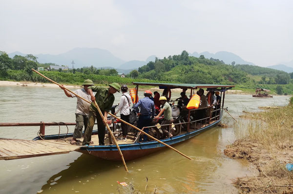 Người dân vất vả đi lại tạm thời bằng thuyền máy qua sông. Người dân vất vả đi lại tạm thời bằng thuyền máy qua sông.