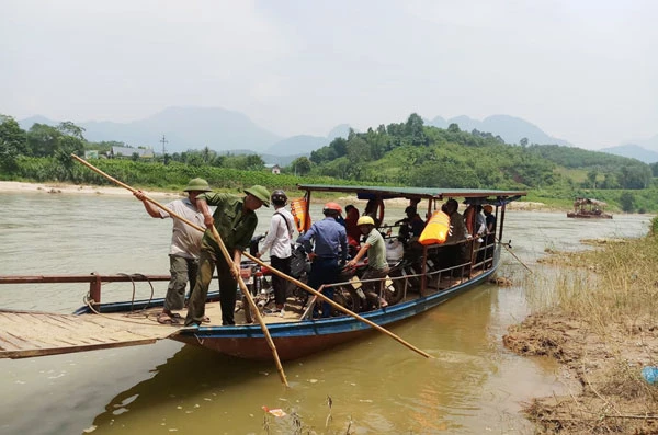 Người dân vất vả đi lại tạm thời bằng thuyền máy qua sông.
