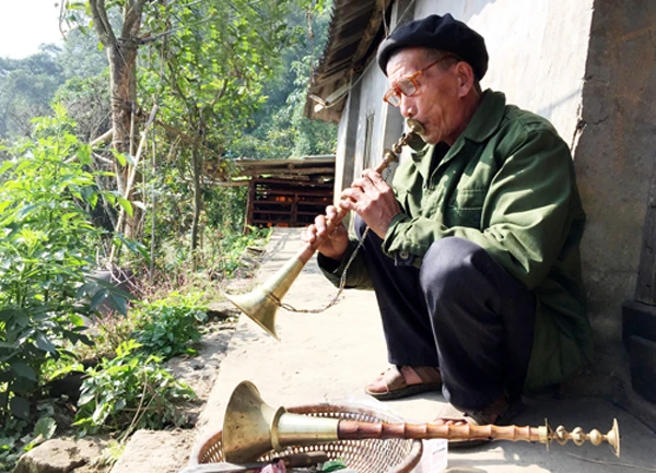 Ông Lý Sài Siên thử chiếc kèn mới hoàn thành.