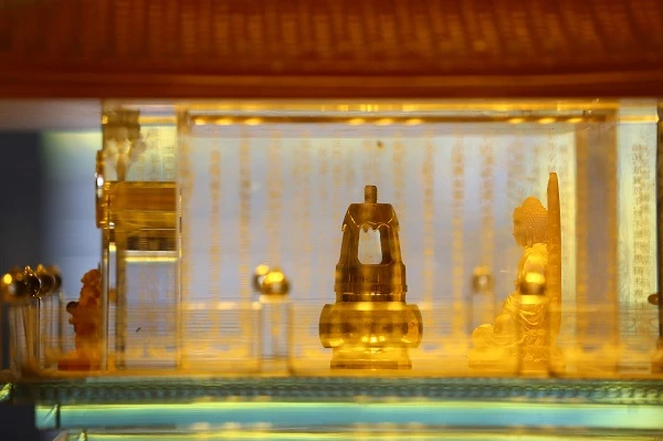 Đây là Ngọc Xá lợi Phật được các cao tăng Myanmar trao tặng tổ đình Vĩnh Nghiêm và được tổ đình Vĩnh Nghiêm cúng dường Đại tượng Phật tại Fansipan, nguyện cầu Quốc thái dân an. Ngọc Xá lợi Phật được cất giữ trong tháp đồng nhỏ, đặt trang trọng trong tháp pha lê lưu ly 7 tầng, tỏa sáng lung linh giữa không gian trang nghiêm mà lộng lẫy trong lòng Đại tượng Phật A Di Đà ở độ cao 3.000m. Theo văn hóa Phật giáo, Xá lợi Phật là “Phật bảo”, “Pháp bảo” của nhà Phật, giống như một nước có ấn, kiếm của vua là “quốc bảo” của một triều đại vậy. Chính vì vậy, Phật bảo luôn được giữ gìn tôn nghiêm với tấm lòng thành kính nhất. Ngự tại nơi mạch nguồn linh khí quốc gia, giữa đỉnh thiêng Fansipan hùng vĩ, Xá lợi Phật tại Fansipan càng khiến điểm đến tâm linh Fansipan thêm phần linh thiêng ý nghĩa. Trong ngày cung rước Xá lợi Phật lên đỉnh thiêng Fansipan, sau phần lễ, các sư thầy và nhiều phật tử cùng du khách bốn phương đã hoan hỉ thành tâm chiêm bái, chắp tay nguyện cầu bình an cho gia đình, cho đất nước trước Xá lợi Phật linh thiêng… … và tham quan, chiêm bái các công trình kỳ vĩ trong quần thể văn hóa tâm linh trên đỉnh Fansipan, thuộc khu du lịch Sun World Fansipan Legend. Quần thể văn hóa tâm linh tại Sun World Fansipan Legend hội tụ nhiều công trình Phật giáo tiêu biểu như Vọng lĩnh Cao đài, Bảo An Thiền Tự, Bích Vân Thiền Tự, Kim Sơn Bảo Thắng Tự, Đường La Hán, tượng Quan Thế Âm Bồ Tát… Đặc biệt nhất trong quần thể là Đại tượng Phật A Di Đà cao 21,5 mét, được đúc bằng đồng theo phương pháp chưa từng được thực hiện tại Việt Nam trước đó, bằng cách ốp những miếng đồng nhỏ dày 5mm lên một kết cấu khung sắt có thể tích gần 1.000m3. Trong lòng Đại tượng Phật, nơi đặt Ngọc Xá lị Phật được ốp đá hoa cương nhập khẩu từ châu Âu. Đây có lẽ cũng là nơi đặt Xá lợi Phật cao nhất và đặc biệt nhất Việt Nam.