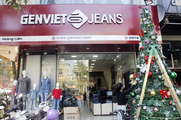 Trang trí cây thông Noel tại một shop thời trang.