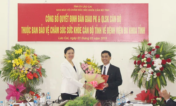 Đồng chí Hà Thị Nga trao Quyết định bàn giao Phòng Khám và Quản lý sức khỏe cán bộ về Bệnh viện Đa khoa tỉnh.
