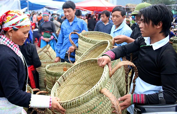 Hàng hóa do người dân sản xuất bán tại chợ phiên Y Tý.