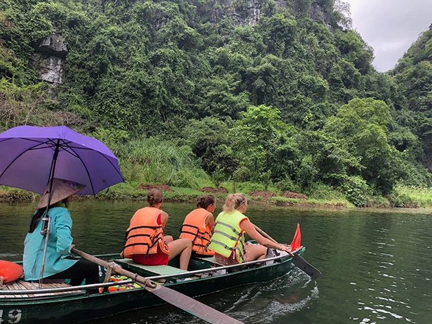 Du khách thích thú tự chèo thuyền tại Tràng An, Ninh Bình. Du khách thích thú tự chèo thuyền tại Tràng An, Ninh Bình.