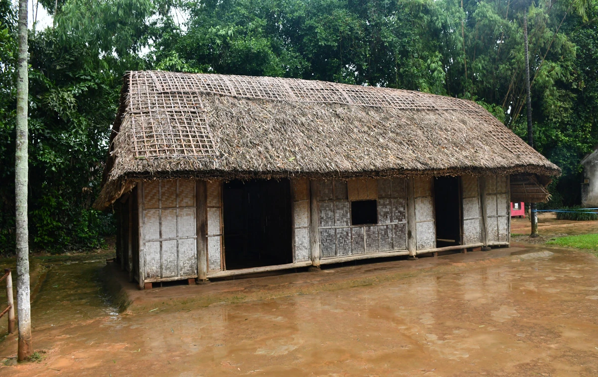 Đường vào ngôi nhà ở quê nội của Bác tại làng Sen. Ngôi nhà bình dị, mang đậm dáng dấp những ngôi nhà miền quê của người Việt. Mỗi người dân khi đến đây đều xúc động trước mái nhà tranh đơn sơ, nhưng rất gần gũi. Du khách đến đây sẽ được lắng nghe những câu chuyện xúc động kể về làng Sen, về chuyến hành trình Bác trở về quê hương sau nhiều năm bôn ba. Làng Hoàng Trù cách làng Sen khoảng 2 km, cùng thuộc xã Kim Liên, huyện Nam Đàn. Nơi đây có cụm di tích Hoàng Trù, nơi Chủ tịch Hồ Chí Minh ra đời. Điểm đầu tiên là ngôi nhà cụ Hoàng Đường (ông ngoại Bác Hồ) và nhà thờ chi nhánh họ Hoàng Xuân (họ ngoại của Bác). Ngôi nhà cũng là nơi thân mẫu của Bác Hồ - Hoàng Thị Loan sinh ra và lớn lên, là nơi thân phụ của Bác Hồ - Nguyễn Sinh Sắc học tập. Góc vườn phía Tây là ngôi nhà của thân phụ Nguyễn Sinh Sắc và thân mẫu Hoàng Thị Loan của Bác khi hai người nên duyên vợ chồng. Ngôi nhà này là nơi Chủ tịch Hồ Chí Minh ra đời và gắn bó những năm tháng tuổi thơ. Những cuốn sách cũ là tài liệu quý để cụ Phó bảng Nguyễn Sinh Sắc đỗ đạt thành tài, gieo những tri thức đầu tiên cho Chủ tịch Hồ Chí Minh. Sau nửa thế kỷ bôn ba vì nước, đến ngày 9/12/1961, Chủ tịch Hồ Chí Minh mới có dịp về thăm lại làng Hoàng Trù. Đây cũng là lần cuối cùng Người về thăm nơi chôn nhau cắt rốn cho đến khi Người đi xa.