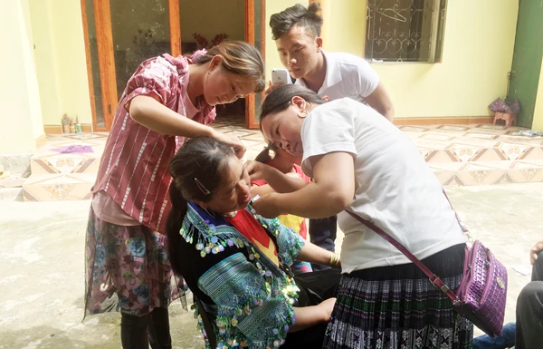 Người bệnh được bôi thuốc lên má. Người bệnh được bôi thuốc lên má.