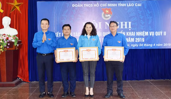 Tặng Bằng khen cho các tập thể có thành tích trong triển khai Đề án “Phát triển hệ tri thức Việt số hóa” giai đoạn 2.