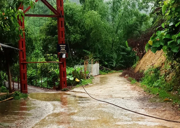 Cầu treo Việt Tiến đứt dây néo, người dân đi lại khó khăn ảnh 1