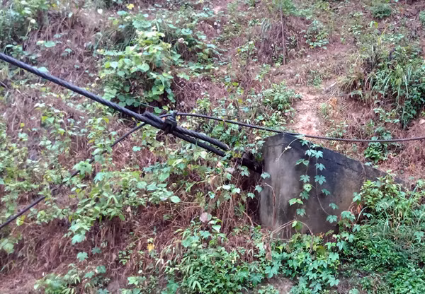 Cầu treo Việt Tiến đứt dây néo, người dân đi lại khó khăn ảnh 2 Cầu treo Việt Tiến đứt dây néo, người dân đi lại khó khăn ảnh 2