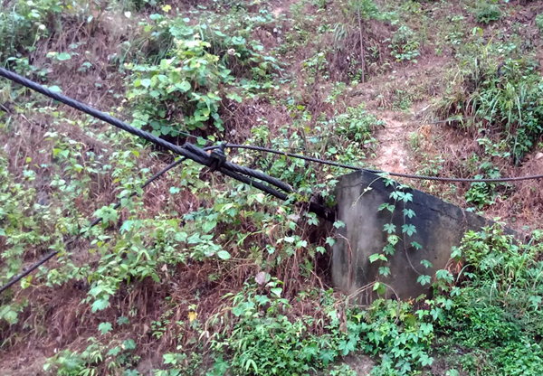 Cầu treo Việt Tiến đứt dây néo, người dân đi lại khó khăn ảnh 2