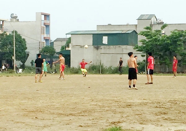Bóng đá thu hút mọi lứa tuổi tham gia.