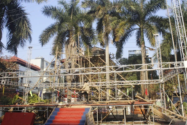 Sân khấu hoành tráng đang hình thành tại nhà thờ Cốc Lếu.