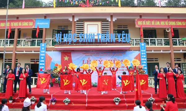 Tiết mục văn nghệ chào mừng Lễ kỷ niệm do các thầy cô giáo và học sinh Trường THCS Cam Đường biểu diễn.