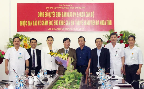 Tặng hoa chúc mừng Bệnh viện Đa khoa tỉnh.