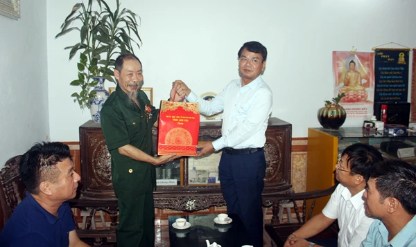 Chủ tịch UBND tỉnh Đặng Xuân Phong tặng quà thương binh Lê Quang Hòa, bản Liên Hà 5. Chủ tịch UBND tỉnh Đặng Xuân Phong tặng quà thương binh Lê Quang Hòa, bản Liên Hà 5.