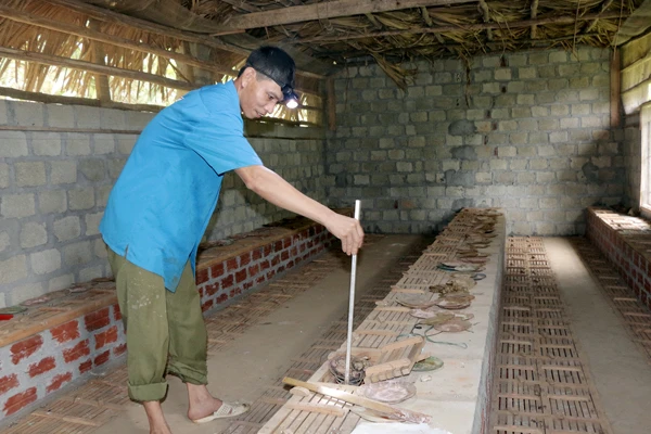 Anh Đoàn Văn Ưởng cho rắn ăn bằng dụng cụ tự chế.