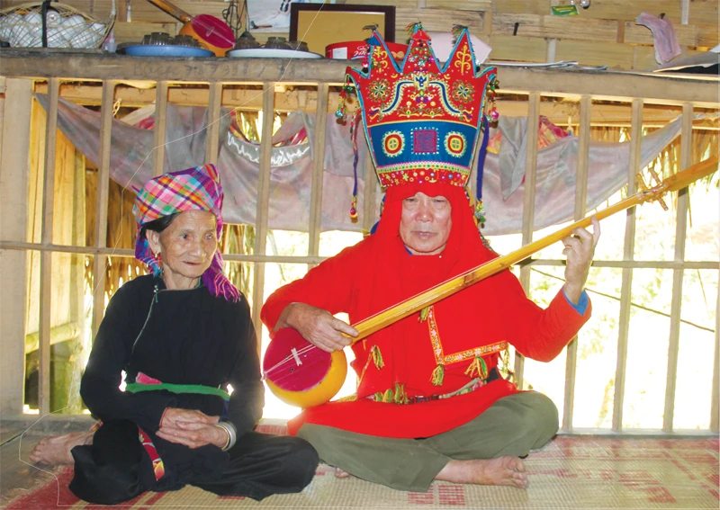 Vợ chồng cụ Lương Văn Nguyệt hát bài then cổ gọi vía.