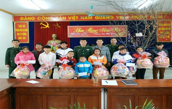 Cán bộ, chiến sỹ Đồn Biên phòng Tả Gia Khâu tặng quà học sinh do đơn vị nhận đỡ đầu.